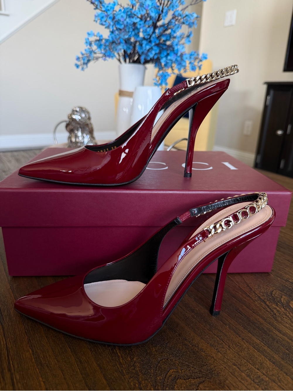 BRAND NEW Gucci Signoria Patent Logo slingback pumps
